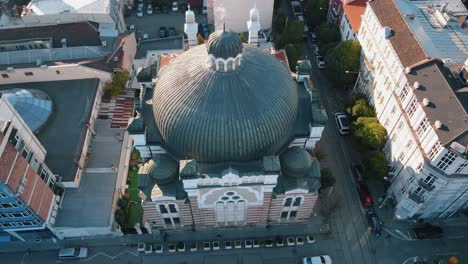 Fliegen-Sie-über-Die-Sofia-Synagoge-Und-Den-Straßenverkehr,-Bulgarien