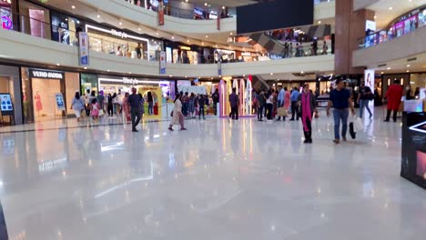Moderno-Centro-Comercial-Lleno-De-Gente-Desde-Diferentes-ángulos-Video-Tomado-En-Pacific-Mall-Janakpuri-Delhi-India-El-14-De-Abril-De-2022