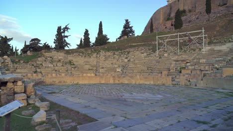 Theater-Des-Dionysos-Mit-Akropolis-Im-Hintergrund