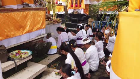 Familia-Rezando-En-El-Templo-Sagrado-Durante-La-Ceremonia-Religiosa,-Bali,-Indonesia
