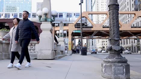 Chicago-Gente-Caminando-Con-L-En-El-Fondo