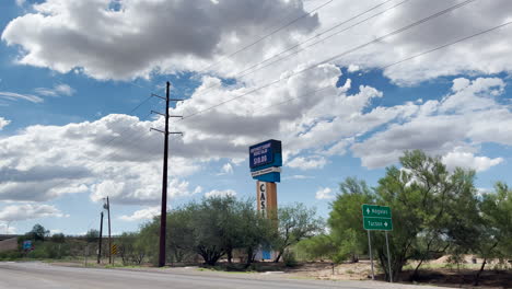Straßenschilder-Für-Tucson-Und-Nogales-Und-Elektronisches-Schild-Für-Desert-Diamond-Casino-In-Sahuarita