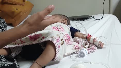 Ein-Verwundetes-Kind-Mit-Kochsalzlösung-Und-Schläuchen-Schläft-In-Einem-Pakistanischen-Krankenhaus
