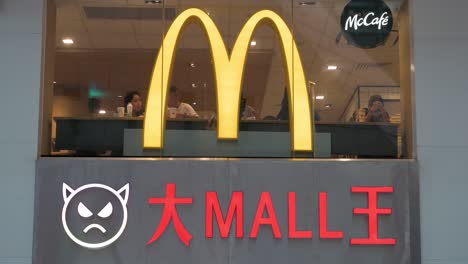 Chinesische-Kunden-Essen-Im-Amerikanischen-Fast-food-restaurant-Mcdonald&#39;s-And-Mccafe-In-Hongkong