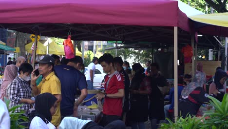 Grupo-De-Clientes-Que-Compran-Alimentos-A-Proveedores-Locales,-Jalan-Alor,-Kuala-Lumpur,-Malasia