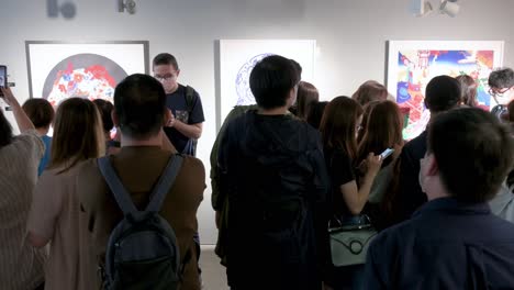 Los-Visitantes-Y-Entusiastas-Chinos-Interactúan-Con-El-Arte-Moderno-Digital-Durante-Una-Exposición-Que-Muestra-Las-Próximas-Tendencias,-Como-La-Web-3