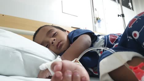Tiefwinkelansicht-Des-Pakistanischen-Jungen,-Der-Im-Krankenhausbett-Schläft