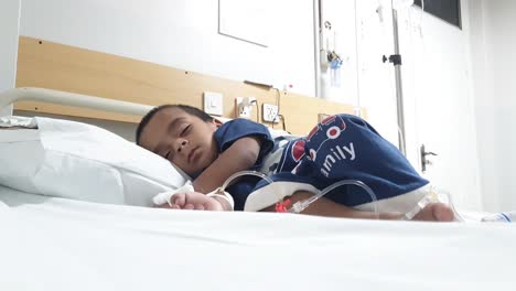 Tiefwinkelansicht-Des-Pakistanischen-Jungen,-Der-Im-Krankenhausbett-Schläft