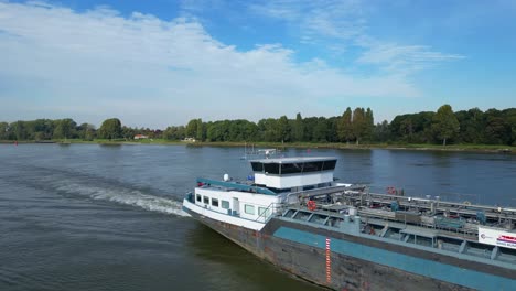 Aerial-Parallax-Shot-Blick-über-Die-Brücke-Des-Binnentankers-Comus-2-Entlang-Der-Oude-Maas