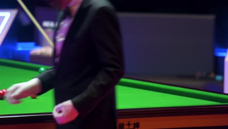 Neil-Robertson,-Ein-Australischer-Professioneller-Snookerspieler,-Spielt-Einen-Schuss,-Als-Er-Während-Eines-Spiels-Beim-Hong-Kong-Masters-Snooker-Turnier-Einen-Ball-Schlägt