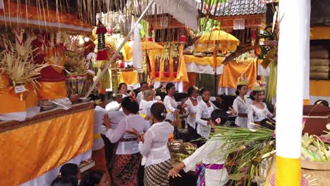 The-graceful-and-sacred-Rejang-Renteng-dance-in-the-Ngeteg-Linggih-Ceremony