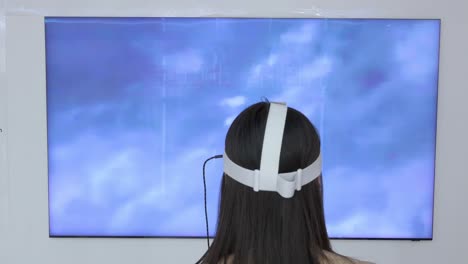 Ein-Chinesischer-Kunstliebhaber-Verwendet-Ein-Virtual-Reality-Headset,-Um-Auf-Der-Digitalen-Kunstmesse-Mit-Einem-Immersiven-Kunstwerk-Zu-Interagieren,-Das-Kommende-Trends-Wie-Metaverse-Und-Blockchain-Präsentiert