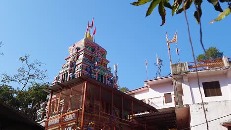 Der-Alte-Hinduistische-Tempel-Mit-Menschen,-Die-Morgens-Zum-Beten-Gehen,-Wurde-Am-15.-März-2022-In-Neelkanth-Mahadev-Rishikesh-Uttrakhand-Indien-Aufgenommen