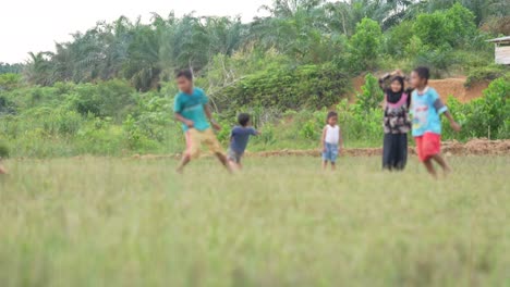 Einheimische-Manggarai-kinder-Spielen-Fußball-In-Der-Traditionellen-Dorfprovinz-Jambi-Sumatra,-Indonesien