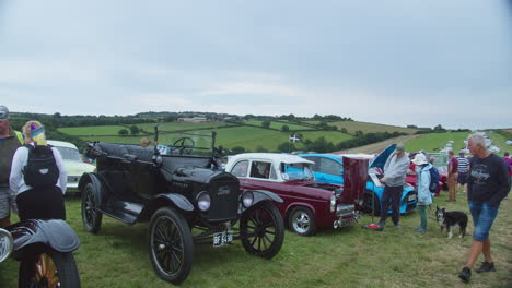 Klassische-Automobile-Ford-Model-T-Und-Ford-Anglia-100e-Bei-Der-Großen-Oldtimer-Rallye-Trethew-In-Liskeard,-Großbritannien
