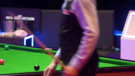 Neil-Robertson,-Ein-Australischer-Professioneller-Snookerspieler,-Spielt-Einen-Schuss,-Als-Er-Während-Eines-Spiels-Beim-Hong-Kong-Masters-Snooker-Turnier-Einen-Ball-Schlägt