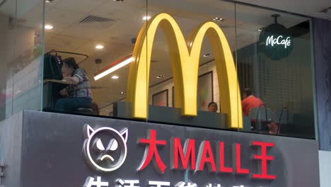 Chinesische-Esser-Und-Kunden-Werden-Beim-Essen-In-Der-Amerikanischen-Fast-Food-Restaurantkette-Mcdonald&#39;s-Und-Mccafe-In-Hongkong-Gesehen
