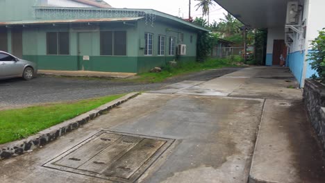 Vehículos-Y-Empresas,-Incluido-El-Edificio-De-La-Oficina-De-Correos-En-La-Isla-Tropical-De-Pohnpei,-Estados-Federados-De-Micronesia-Fsm