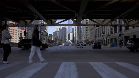 Chicago-Street-Mit-Leuten,-Die-Die-Straße-In-Zeitlupe-überqueren
