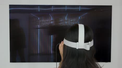 Ein-Chinesischer-Kunstbesucher-Nimmt-Ein-Virtual-Reality-Headset-Ab,-Nachdem-Er-Auf-Der-Digital-Art-Fair-Mit-Einem-Immersiven-Kunstwerk-Interagiert-Hat,-Das-Kommende-Trends-Präsentiert