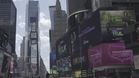 Der-Times-Square-Ist-Eine-Geschäftige-Touristische-Kreuzung-Von-Neonkunst-Und-Handel-Und-Eine-Ikonische-Straße-Von-New-York-City-Und-Amerika,-Manhattan,-New-York-City