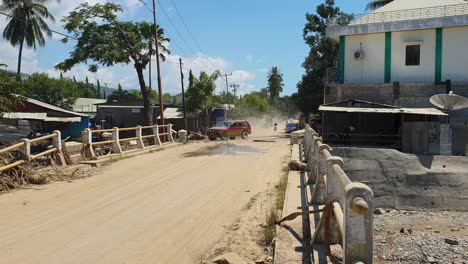 Auswirkungen-Nach-Zyklon,-Starkregen-Und-Überschwemmungskatastrophe-Auf-Straßen-In-Dili,-Timor-Leste,-Staubschlamm-Bedeckte-Straßen,-Brücke-Zerstört-Und-Menschen-Beginnen-Sich-Zu-Bewegen,-Um-Den-Schaden-Zu-Beurteilen