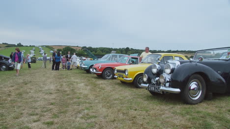 Schwarzer-Triumph-Roadster-Von-1949-Neben-Einem-Gelben-Ford-Escort-MK1-Bei-Der-Great-Trethew-Vintage-Rally-In-Liskeard,-Großbritannien