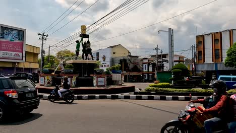 Street-traffic-on-intersection-in-Magelang,-Central-Java,-Indonesia-on-rush-hours
