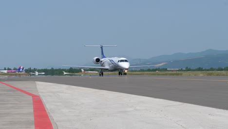 Kamerafahrt-Von-Air-Charters-Europe,-Die-An-Einem-Sonnigen-Tag-Am-Flughafen-Tirana-Rollt