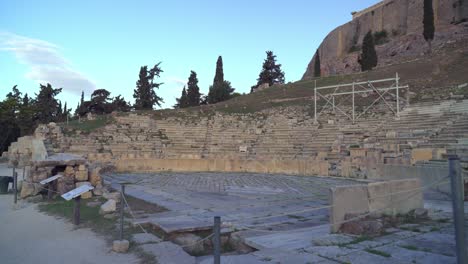 Theater-Des-Dionysos-Mit-Hängen-Der-Akropolis-Im-Hintergrund