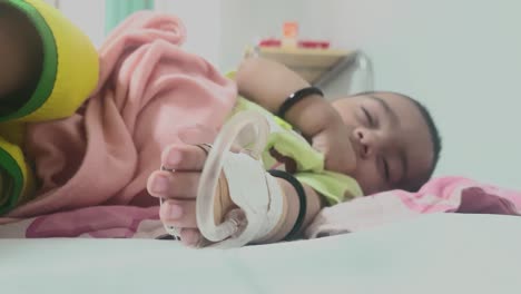 Un-Niño-Enfermo-Con-Pipa-De-Comida-Insertada-En-La-Mano-Durmiendo-En-Un-Hospital