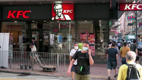 Chinesische-Fußgänger-Gehen-In-Hongkong-An-Der-Amerikanischen-Fast-food-restaurantkette-Kentucky-Fried-Chicken-Vorbei