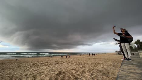 Dramatische-Bewegungen-Der-Stürmischen-Wolken,-Die-Den-Himmel-Mit-Einer-Bedrohlichen-Dunklen-Wolkenschicht-Am-Strand-Bedecken,-Extremes-Wetter,-Nasse-Und-Wilde-Jahreszeit-Vorhergesagt,-Surferparadies,-Goldküste---Teil-3