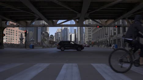 Chicago-Unter-Brücke-Mit-Biker-Zeitlupe