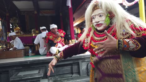 Viejo-Bailarín-Enmascarado-Realizando-Un-Espectáculo-De-Topeng,-Obra-De-Teatro-Del-Templo,-Bali,-Indonesia,-Danza-Para-Los-Dioses-En-La-Isla-Hindú