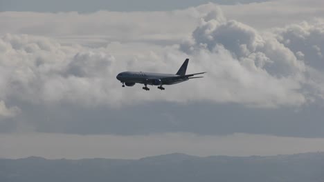 Boeing-777-Von-United-Airlines-Landet