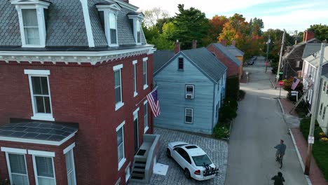 Menschen-Fahren-Im-Herbst-Fahrrad-Im-Historischen-Wohnviertel-Von-New-England