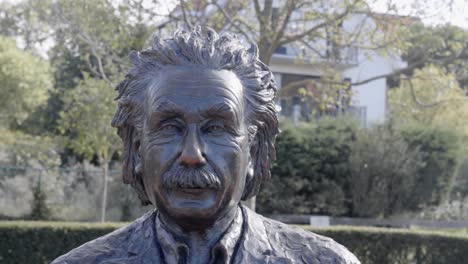 Bronze-Sculpture-Of-Albert-Einstein-By-Belgian-Sculptor-Johnny-Werkbrouck-In-De-Haan,-West-Flanders,-Belgium---close-up