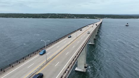 El-Puente-Jamestown-Verrazzano-Cruza-El-Pasaje-Oeste-De-La-Bahía-De-Narragansett-En-Rhode-Island,-Estados-Unidos
