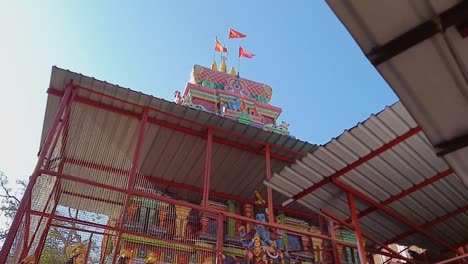 Antiguo-Templo-Hindú-Con-Gente-Que-Va-A-Orar-Por-La-Mañana-Video-Tomado-Neelkanth-Mahadev-Rishikesh-Uttrakhand-India-El-15-De-Marzo-De-2022