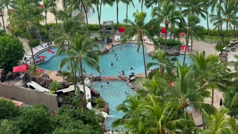 Vacaciones-En-La-Playa-De-Waikiki,-Viajes,-Turismo,-Piscina-Del-Complejo