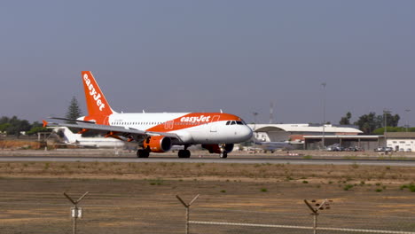 the-landing-and-reverse-thrust-of-an-easyjet-airbus-a320-at-Faro-airport-in-Portugal