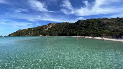 Erstaunlicher-Santa-Giulia-Berühmter-Französischer-Korsischer-Himmlischer-Strand-Mit-Kristallklarem-Türkisfarbenem-Meerwasser-In-Der-Sommersaison