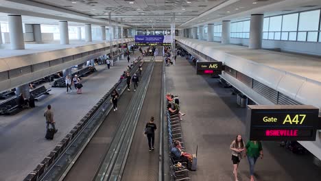 Aeropuerto-Internacional-De-Denver-Una-Terminal-Vista-Desde-El-Segundo-Piso-Cerca-De-La-Puerta-A47-Mostrando-Travellator
