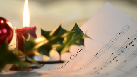 Weihnachtsliedmusik-Mit-Kerzen-Und-Stechpalme