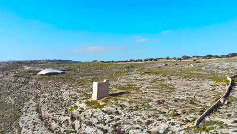 Drone-Disparó-Sobre-Rocas-En-La-Naturaleza-Y-Hacia-Una-Torre-De-Piedra-2-En-La-Isla-De-Malta