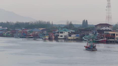 Pueblo-Pesquero-En-El-Estuario-Prasae,-Distrito-De-Rayong,-Tailandia