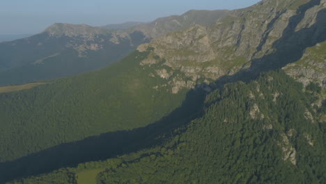 Valle-En-La-Montaña-De-Los-Balcanes