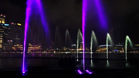 Spectra-Show-Of-Dancing-Fontänen:-Licht--Und-Wassershow-Entlang-Der-Promenade-Vor-Dem-Strand-Der-Marina-Bay