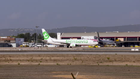 Eine-Boeing-737-Von-Transavia-Wird-Von-Den-Toren-Weggeschoben,-Um-Zum-Start-Auf-Die-Startbahn-Zu-Gelangen